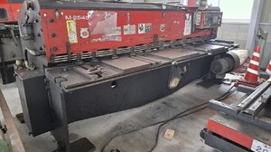 アマダ製 シャーリング（M2545／1995年式）の画像