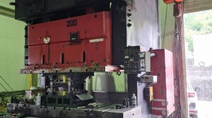 アマダ製 200T プレス（TPW-200C／1990年式）の画像