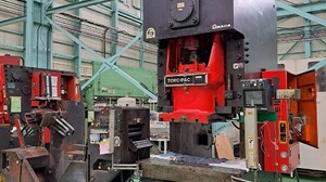 アマダ製 150Tプレス（TPL-150／1999年式）の画像