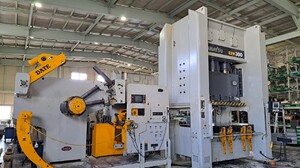 コマツ製 300t門型サーボプレス（2016年式）の画像