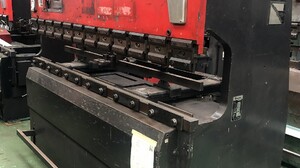 アマダ製 2.4m油圧プレスブレーキ（RG80（ZⅠ）／1987年式）の画像
