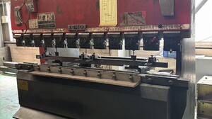 アマダ製 プレスブレーキ（RG100S／1993年式）の画像