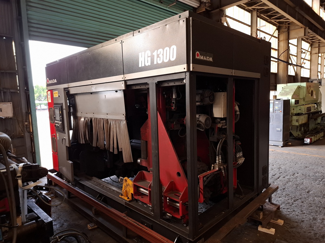 アマダ製 バリ取り機（HG1300／2011年式）の画像