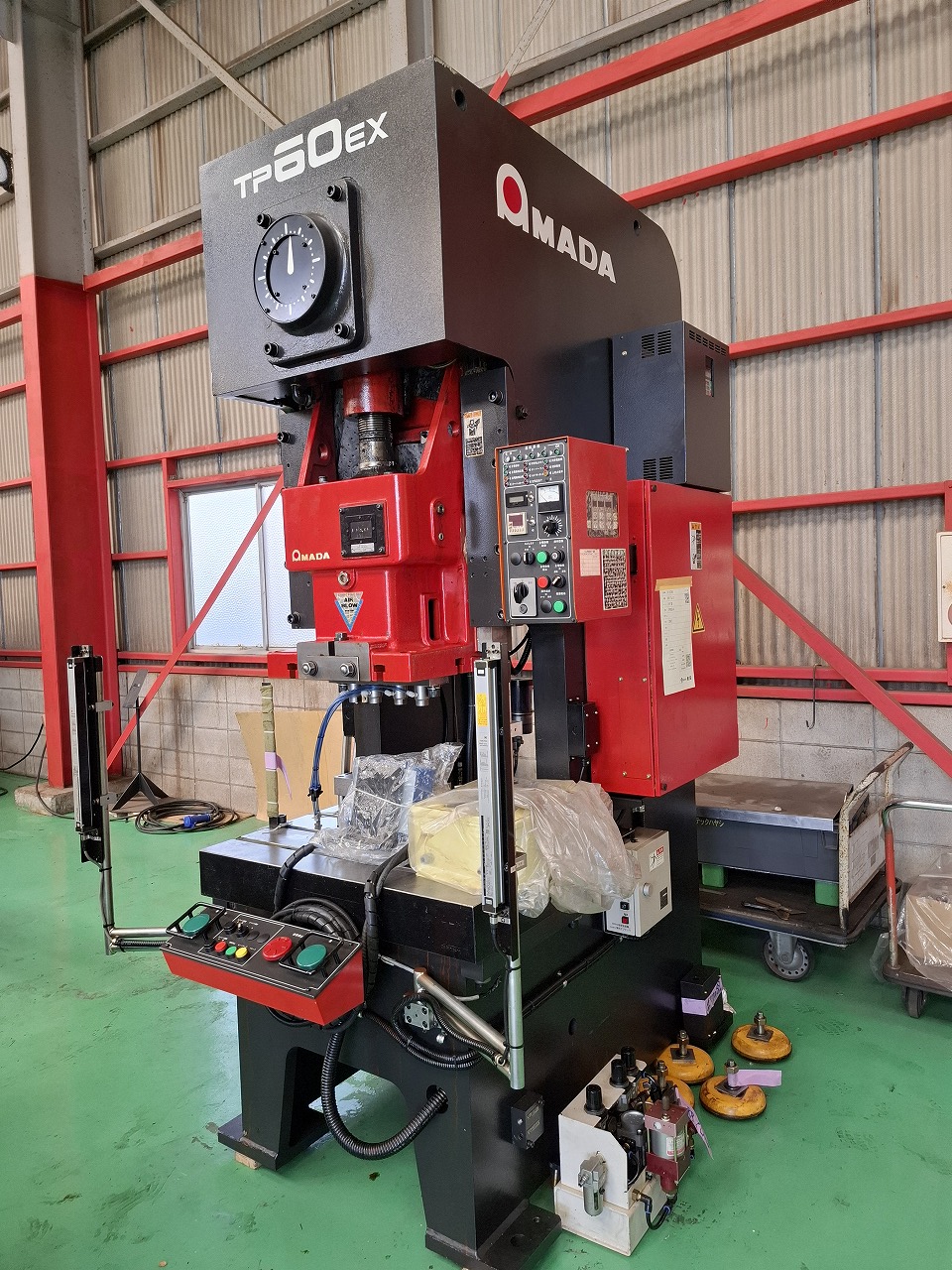アマダ製 電動プレス（TP60EX-X／2002年式）の画像