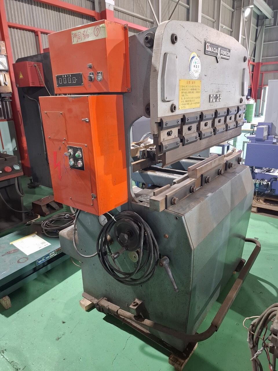 アマダ製 プレスブレーキ(RG25(C))の画像
