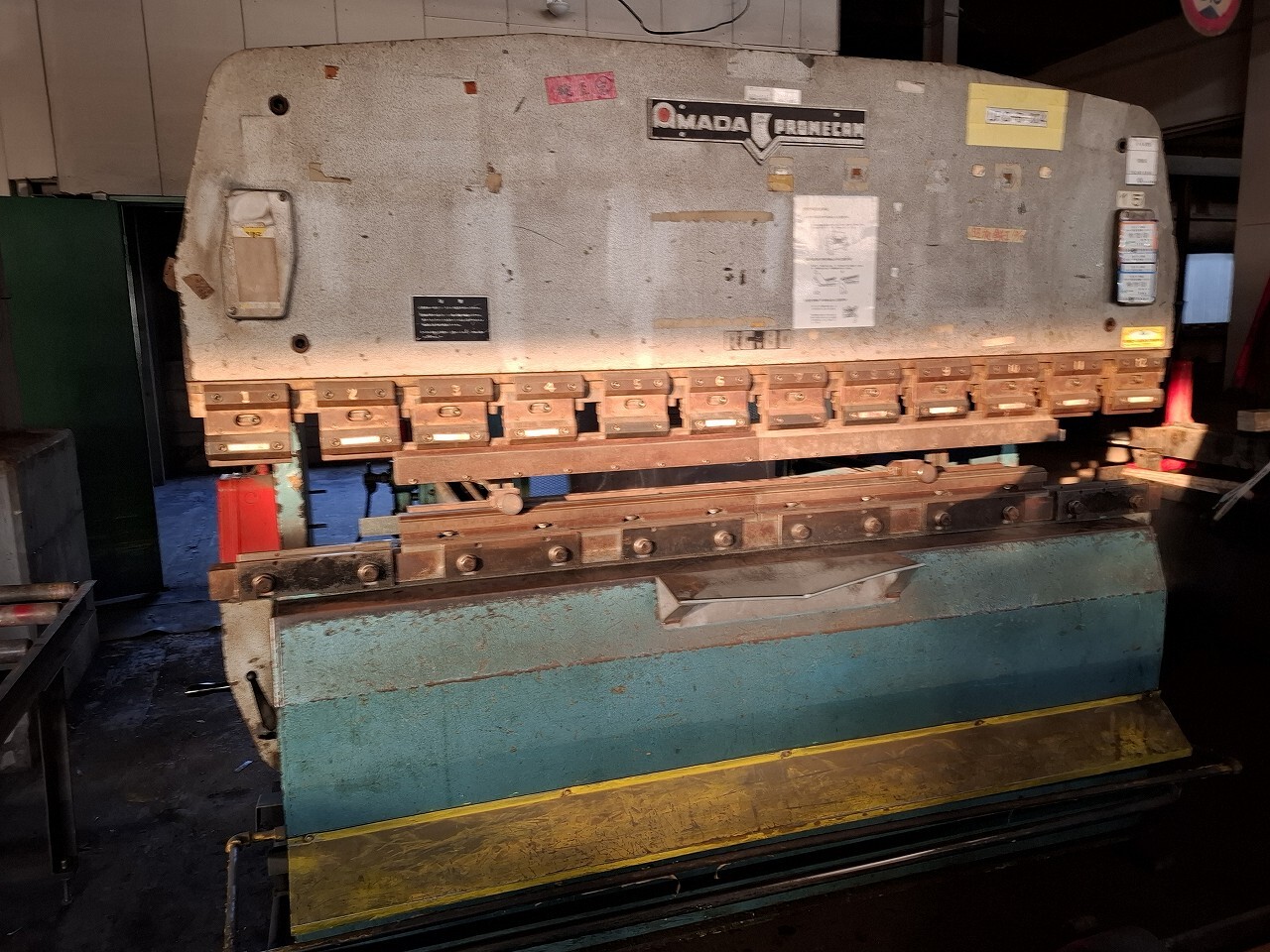 アマダ製 プレスブレーキ（RG80）の画像